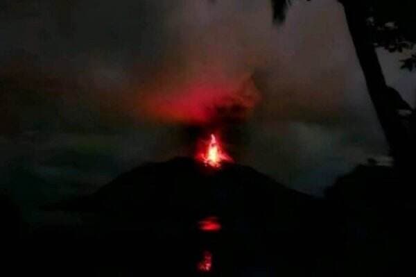 Erupsi Gunung Ruang, Langit Manado Gelap Gulita hingga Bandara Sam Ratulangi Ditutup