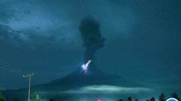 Gunung Lewotobi Laki-Laki Erupsi Hari Ini, Keluarkan Abu Vulkanis dan Kilatan Petir