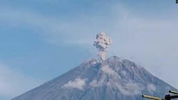 Gunung Semeru Meletus Hari Ini 10 Kali, PVMBG: Status Waspada Jauhi Radius Bahaya 13 Km