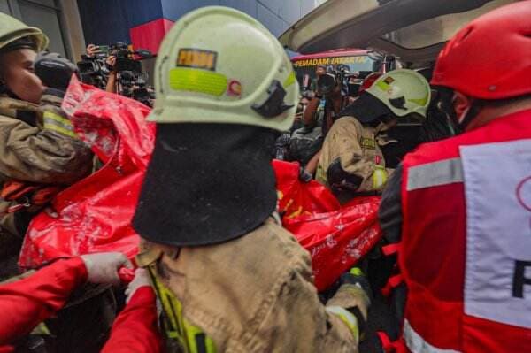 Hambatan Pencarian Korban Kebakaran Glodok Plaza, Puing Reruntuhan Disorot