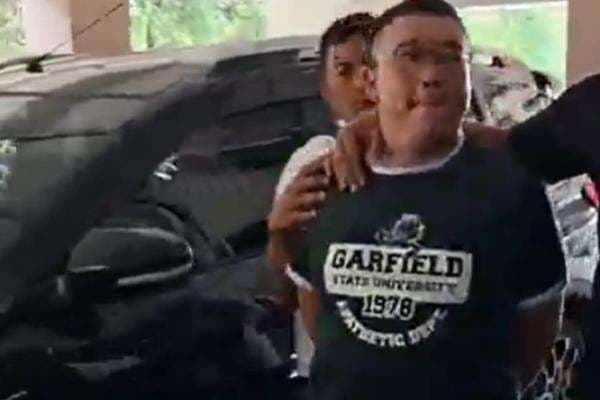 Polda Jatim Tetapkan 2 Tersangka Pengusiran Nenek Elina, Samuel Langsung Ditahan Polda Jatim Tetapkan 2 Tersangka Pengusiran Nenek Elina, Samuel Langsung Ditahan