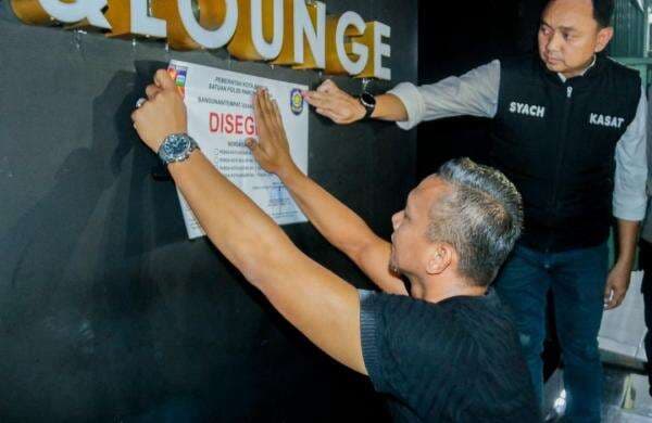 Bandel Tetap Beroperasi di Bulan Ramadhan, Pemkot Tutup Sejumlah THM dan Sita Ratusan Botol Miras Bandel Tetap Beroperasi di Bulan Ramadhan, Pemkot Tutup Sejumlah THM dan Sita Ratusan Botol Miras