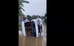 Kecelakaan Hari Ini Minibus Elf Terguling di Area Banjir, Angkut Puluhan Boks Rokok Ilegal 