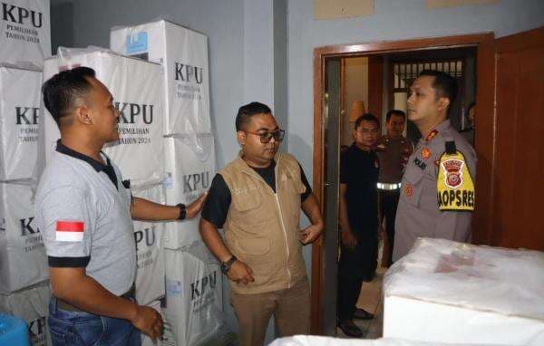 Polisi Kawal Ketat Distribusi Logistik Pilkada 2024 di Kuningan