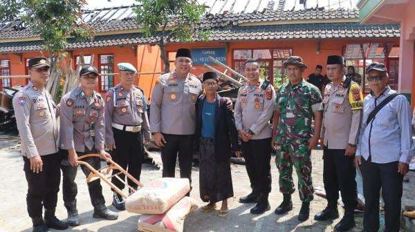 Ponpes Sabilussalam di Tasikmalaya Kebakaran, Polres Tasikmalaya Berikan Bantuan