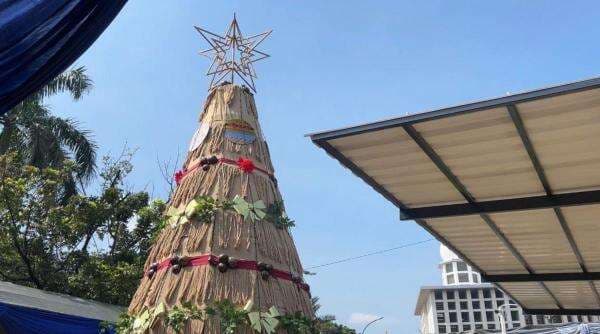 Pohon Natal Gereja Katedral Gunakan Dekorasi Daur Ulang, Jadi Spot Foto Para Jemaat Pohon Natal Gereja Katedral Gunakan Dekorasi Daur Ulang, Jadi Spot Foto Para Jemaat