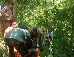 Mayat Pria Baju Hitam Ditemukan Tergeletak di Petak Hutan Jombang, Korban Masih Muda!