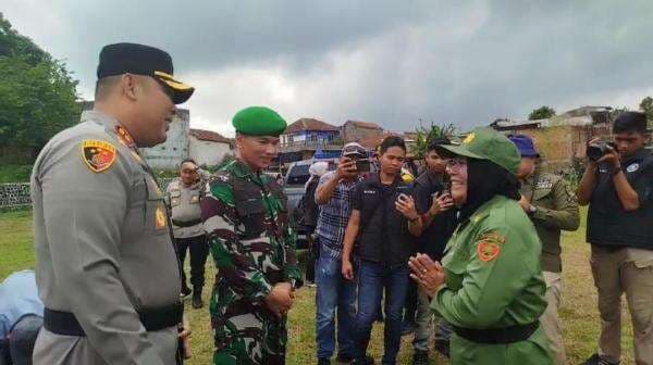 Linmas Tasikmalaya Selatan Sumringah Terima Bantuan Sepatu PDL dari Polres dan Kodim 0612