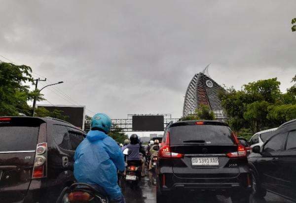 Genangan Air di Jalan AP Pettarani Makassar Sebabkan Macet