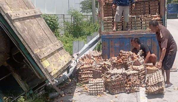 Diduga Sopir Mengantuk, Truk Muatan Telur Terguling di Jalur Pantura Pemalang Diduga Sopir Mengantuk, Truk Muatan Telur Terguling di Jalur Pantura Pemalang