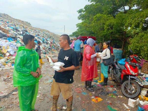 Relawan Pejantara Bagikan Paket Makan Siang dan APD untuk Pemulung di TPA Punggur