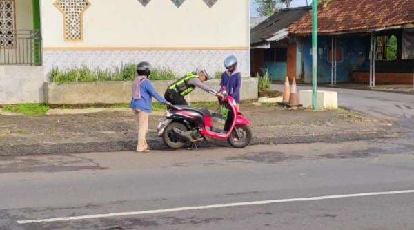 Polisi Bantu Motor Warga yang Mogok di Sela-Sela Pengaturan Lalu Lintas