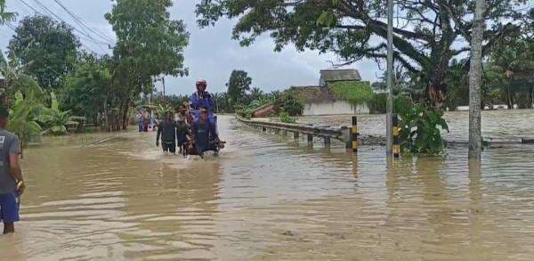 Banjir di Pandeglang: Warga Pilih Bertahan Meski Air Menggenang Semalaman!