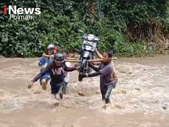 Warga Desa Lenggo Bertaruh Nyawa Seberangi Sungai, Solusi Pemerintah Dinanti Warga Desa Lenggo Bertaruh Nyawa Seberangi Sungai, Solusi Pemerintah Dinanti