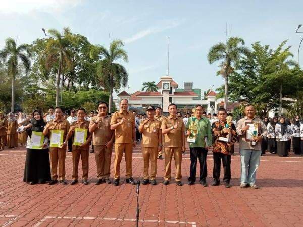 Momen Hari Guru Nasional, Ratusan PNS Pemkab Karawang Terima SK Kenaikan Pangkat