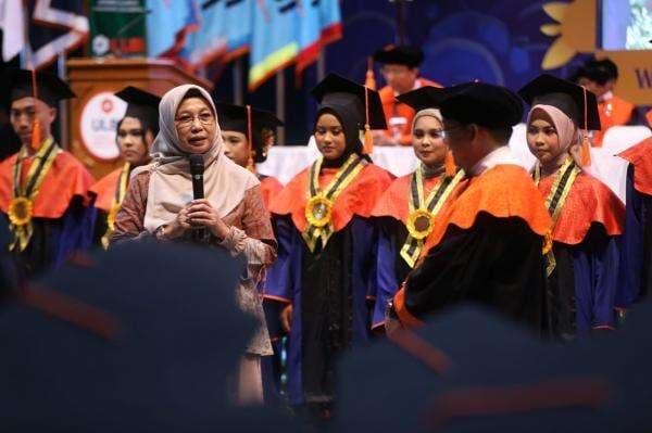 ULBI Wisuda 660 Lulusan, Mayoritas Telah Terserap Dunia Kerja