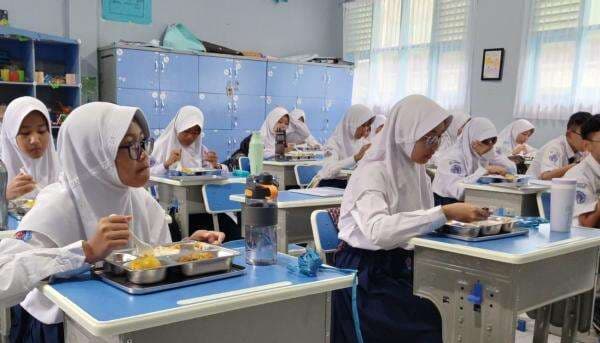 Keceriaan Siswa SMPN 2 Kota Tasikmalaya Nikmati Makan Bergizi Gratis