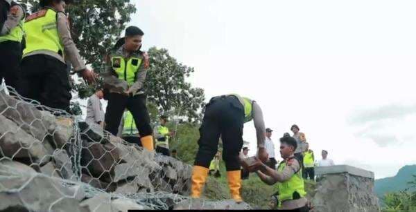 Tindaklanjuti Instruksi Prabowo, Polri Bangun Jembatan di Jateng Mudahkan Aktivitas Masyarakat Tindaklanjuti Instruksi Prabowo, Polri Bangun Jembatan di Jateng Mudahkan Aktivitas Masyarakat