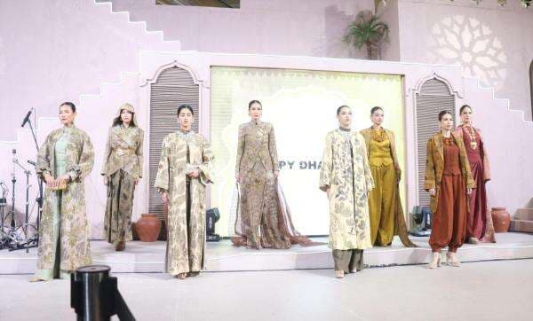 Meski Ekonomi Lesu, Perhelatan Fashion Parade di Mal Jakarta ini Banjir Pengunjung Meski Ekonomi Lesu, Perhelatan Fashion Parade di Mal Jakarta ini Banjir Pengunjung