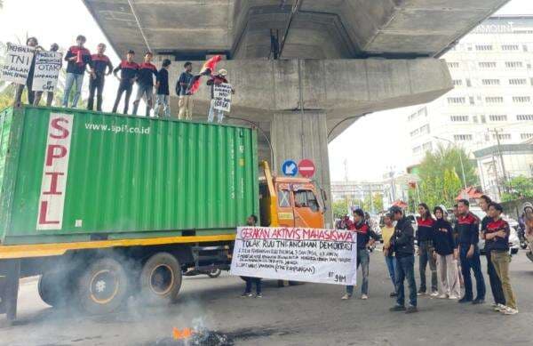 Mahasiswa Makassar Unjuk Rasa Tolak RUU TNI Mahasiswa Makassar Unjuk Rasa Tolak RUU TNI