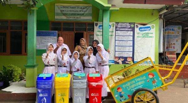 Dorong Solusi Sampah di Depok, Karabha Digdaya Sumbang Tempat Sampah di 3 SDN Kecamatan Tapos