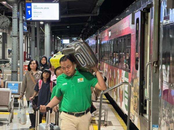 Arus Balik Mulai Terlihat di Sejumlah Stasiun, Penumpang Tiba di Jakarta Meningkat Arus Balik Mulai Terlihat di Sejumlah Stasiun, Penumpang Tiba di Jakarta Meningkat