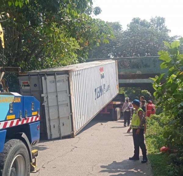 Truk Kontainer Hantam Pohon di Pakuhaji Tangerang, Arus Lalu Lintas Macet