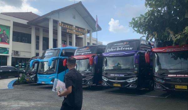 Kasus Dugaan Korupsi Dana BOS di SMK PGRI 2 Ponorogo Kejaksaan Sita 7 Bus Mewah