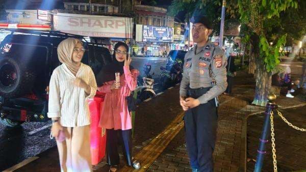 Polres Ciamis Tingkatkan Keamanan dengan Patroli Jalan Kaki di Alun-Alun