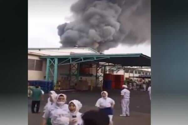 Kebakaran Hebat Pabrik di Kaliabang Bekasi, Ratusan Pekerja Berhamburan