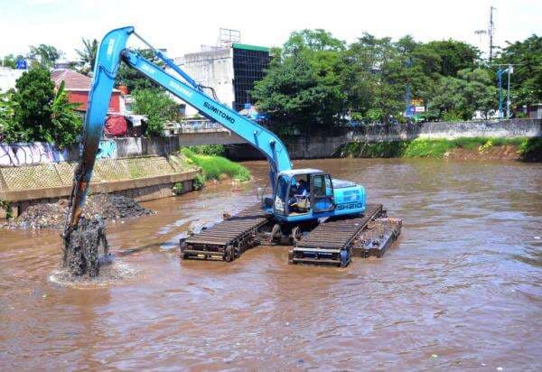 Pengangkatan Lumpur di Bantaran Sungai Ciliwung