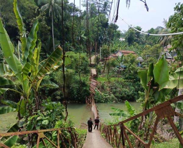 Jembatan Gantung Penghubung 2 Kecamatan di Lebak Ambruk, Akses Warga Terputus