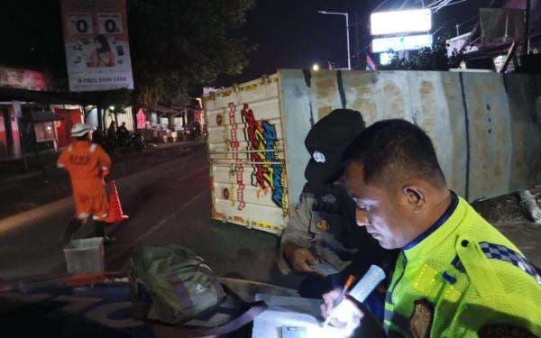 Kecelakaan Awal Tahun di Jombang, Truk Boks Hantam Tiang dan Warung, 2 Orang Luka