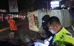 Kecelakaan Awal Tahun di Jombang, Truk Boks Hantam Tiang dan Warung, 2 Orang Luka