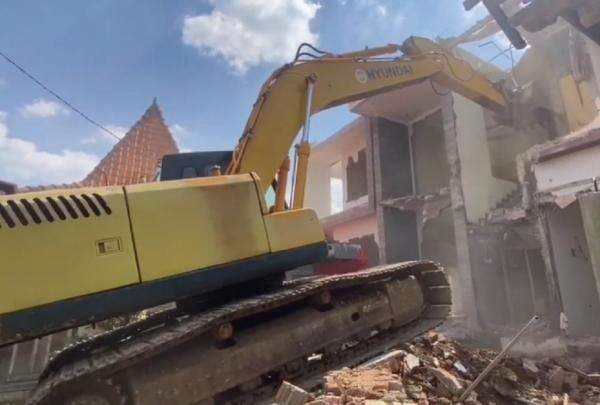 Pati Geger! Rumah 2 Lantai Dirobohkan gegara Sengketa Gono-Gini Pati Geger! Rumah 2 Lantai Dirobohkan gegara Sengketa Gono-Gini