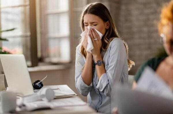 Perempuan Ini Alami Flu Misterius Akibat Konsumsi Air dalam Botol Logam, Ini Penyebabnya!