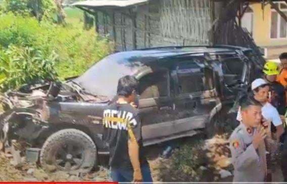 Detik-Detik Ford Everest Angkut Satu Keluarga Ditabrak Kereta Api di Pasuruan, 5 Luka-Luka