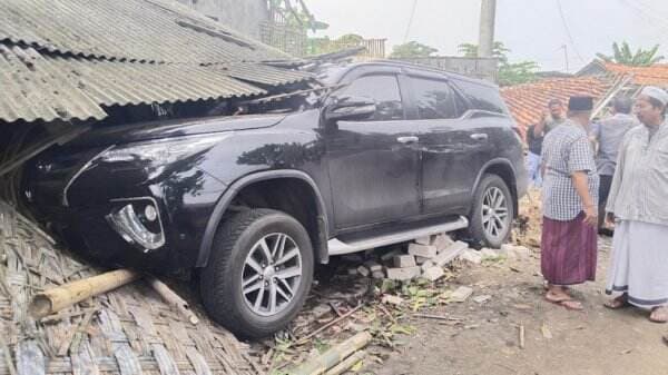 Kecelakaan di Sampang, Toyota Fortuner Oleng Tabrak Warung