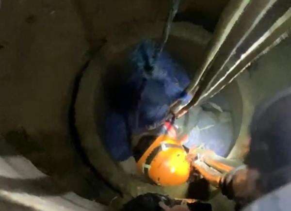 Pekerja Gali Sumur Terjebak Reruntuhan Beton di Puncak Bogor Pekerja Gali Sumur Terjebak Reruntuhan Beton di Puncak Bogor