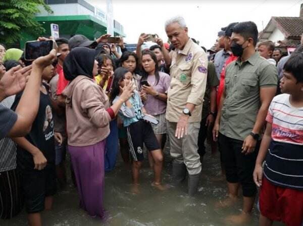 Ganjar Pranowo Pimpin Aksi Penanganan Banjir di Grobogan: Ajak Gotong Royong dan Fokus pada Kelompok Rentan