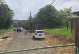 Garis Polisi Terpasang Melintang di Lokasi Penemuan Mayat Terbungkus Sarung di Pamulang
