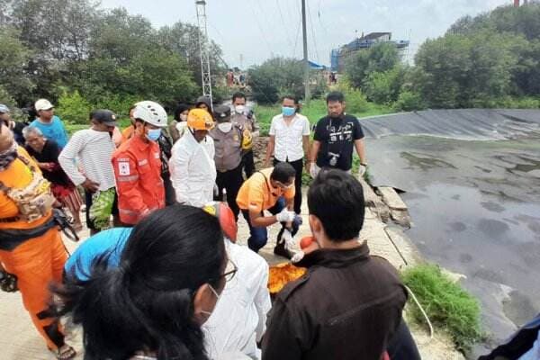Gempar! Mayat Misterius Berkaus Bawaslu Membusuk di IPLT Genuk Semarang