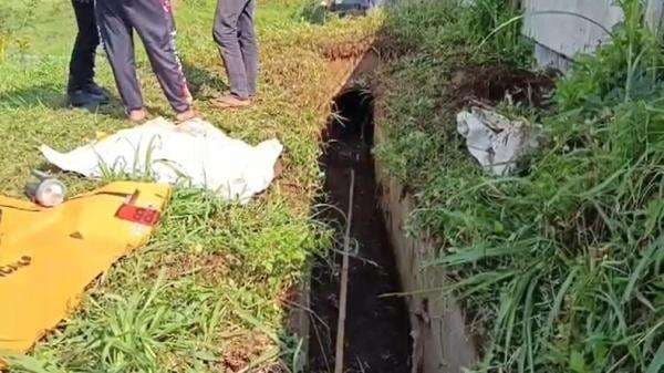 Warga Sumedang Gempar, Mayat Wanita Ditemukan di Gorong-Gorong Tol Cisumdawu Warga Sumedang Gempar, Mayat Wanita Ditemukan di Gorong-Gorong Tol Cisumdawu