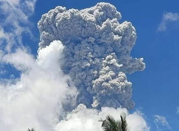 Gunung Ibu Meletus, Waspada Guyuran Hujan Abu Bercampur Pasir Vulkanik