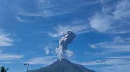  Gunung Lewotobi Laki-laki Erupsi Lagi, Luncurkan Abu Vulkanik 700 Meter   