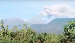 Gunung Lewotobi Laki-Laki Erupsi Semburkan Abu Vulkanik 1.000 Meter, Warga Ketakutan      