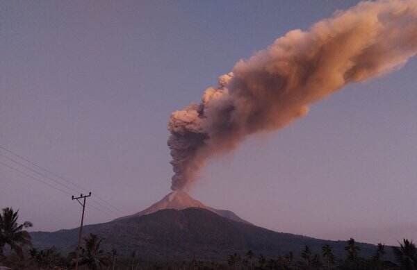 Seluruh Penerbangan di Lombok Dibatalkan Akibat Gunung Lewotobi Meletus, Warga Gunakan Jalur Laut