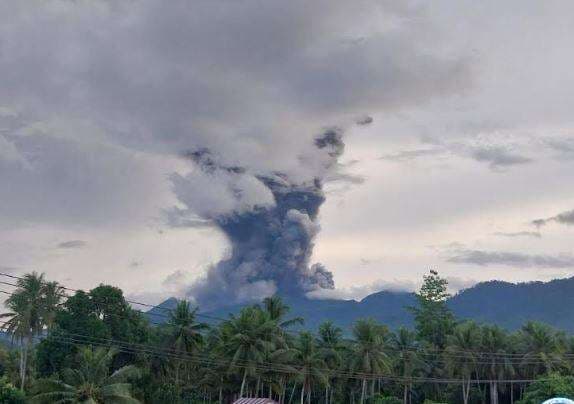 Breaking News: Gunung Dukono Meletus Dahsyat Sore Ini, Muntahkan Abu Vulkanik 3,5 Km