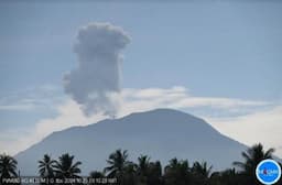 Pagi Ini, Gunung Ibu Erupsi Luncurkan Abu Vulkanik 800 Meter