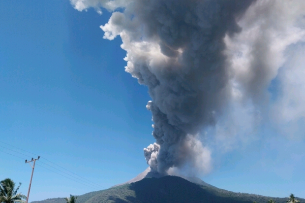 Gunung Lewotobi Laki-laki Erupsi Luncurkan Abu 800 Meter, Status Siaga Level III